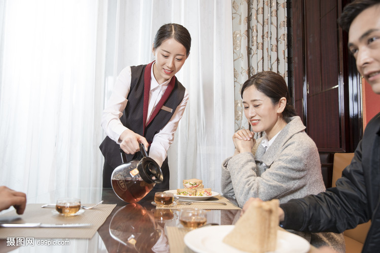 酒店服務(wù)員倒茶