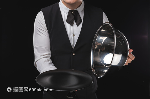 男服務生托托盤