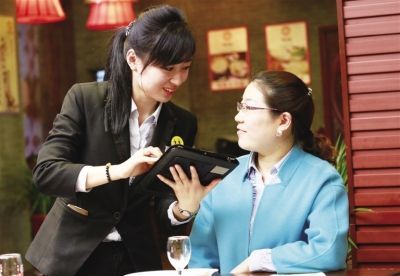 餐廳服務(wù)員為客人點(diǎn)菜時(shí),都有哪些技巧?