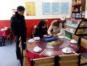 新城區(qū)自強(qiáng)路食品藥監(jiān)所開(kāi)展餐飲服務(wù)單位食品安全風(fēng)險(xiǎn)排查工作