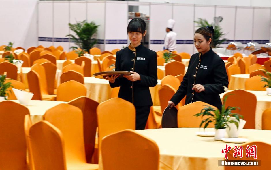 2014APEC新聞中心啟用 餐飲服務(wù)人員就位