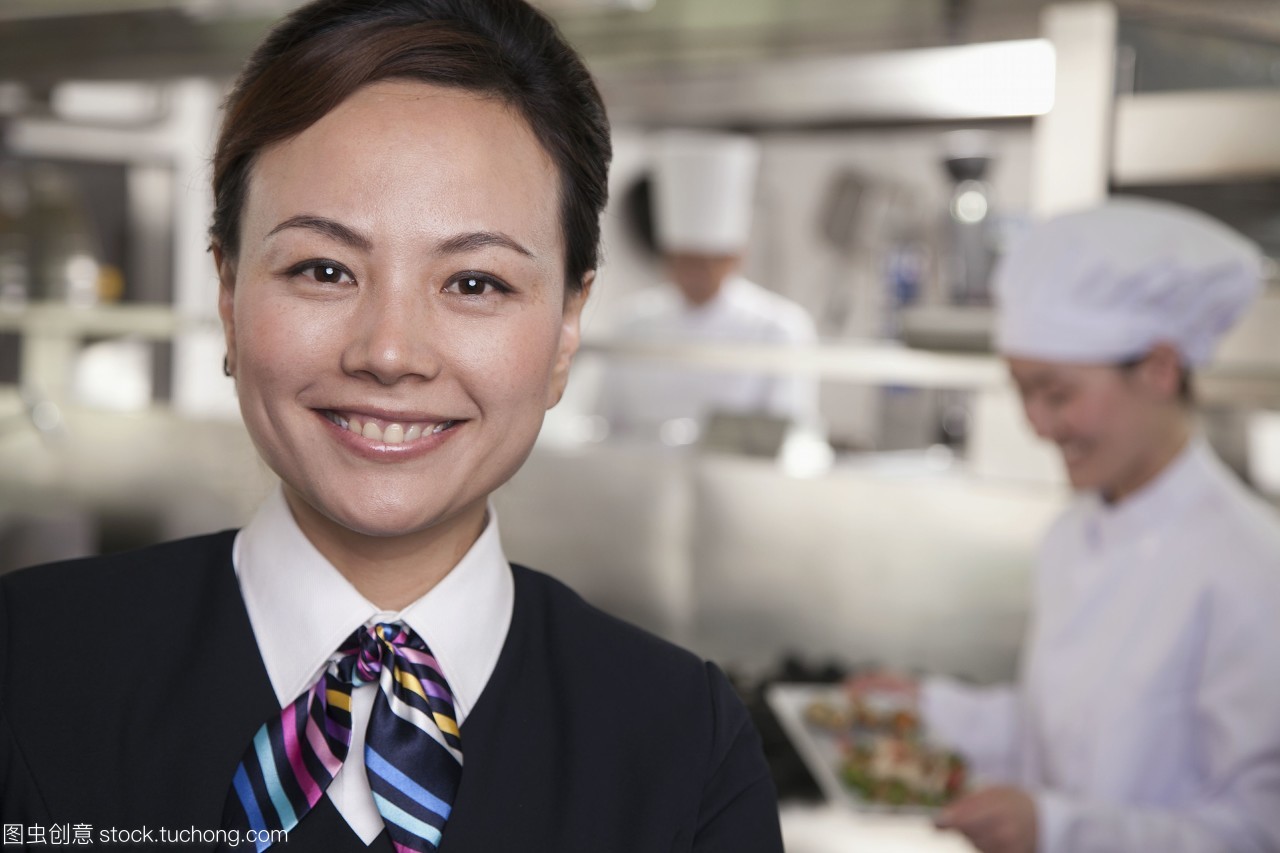 一個工業廚房的餐廳女服務員